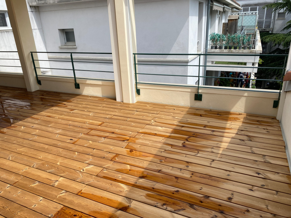 Contemporary deck in Toulouse.