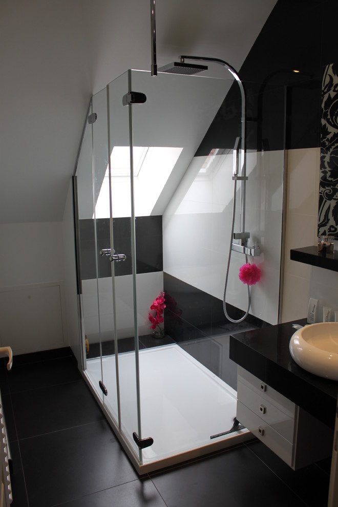 This is an example of a modern bathroom in Dijon.