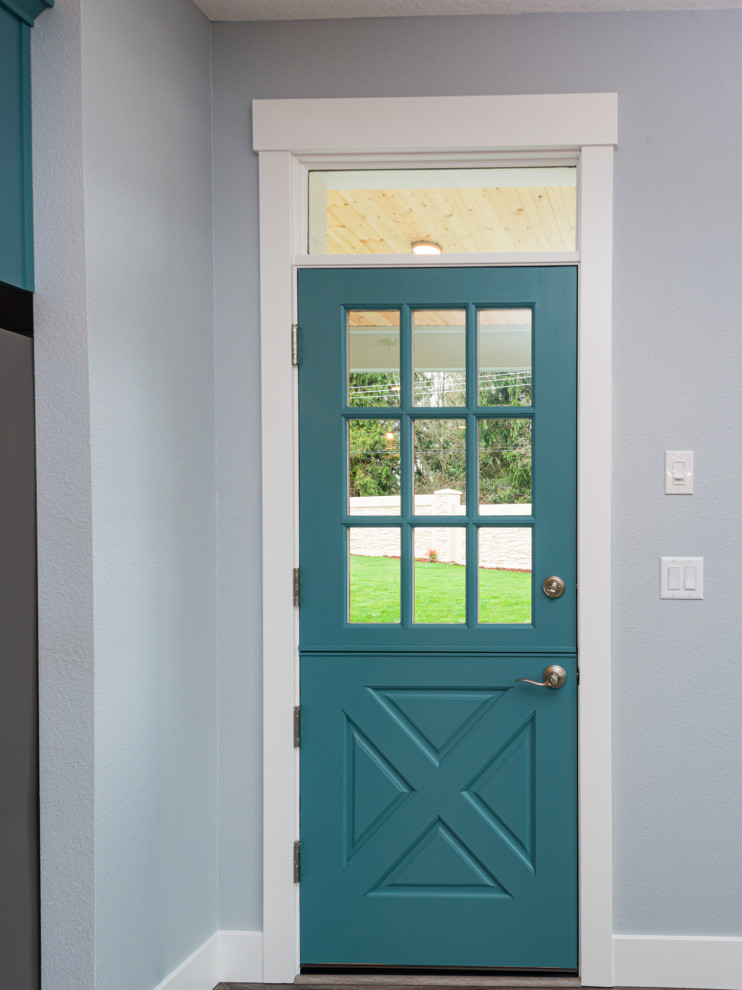 Example of a transitional entryway design in Portland