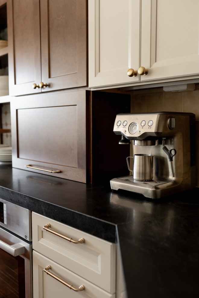 Transitional home design photo in Phoenix