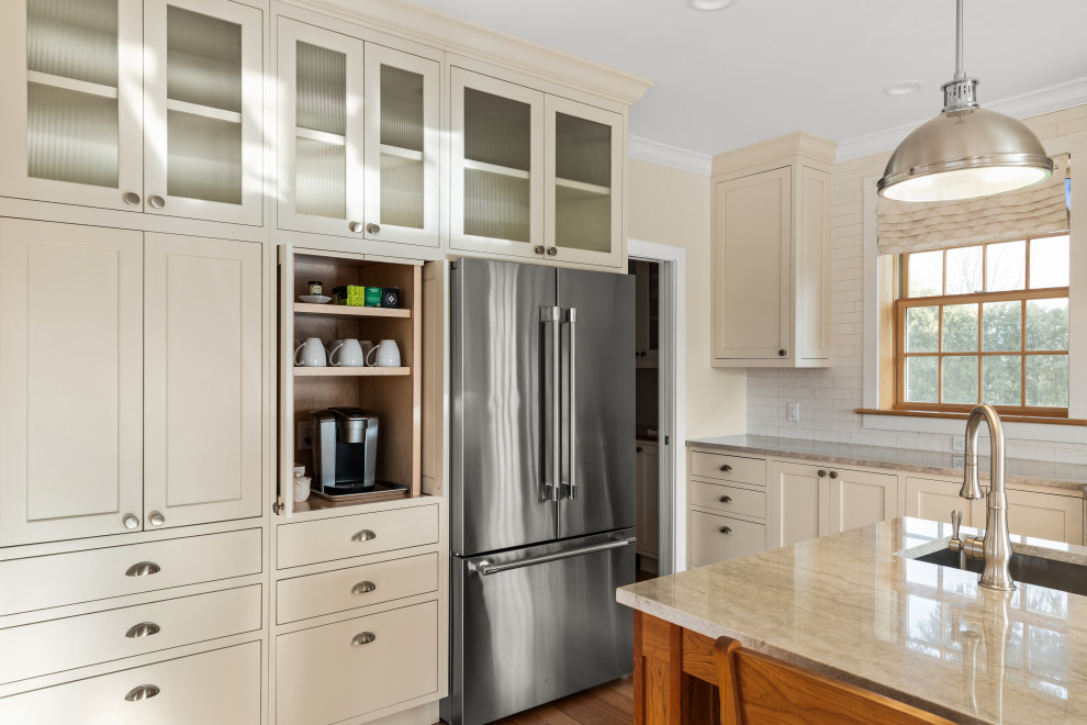 Design ideas for a traditional kitchen in Burlington with with island.