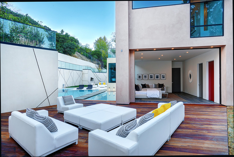 Photo of a contemporary side yard deck in Los Angeles with no cover.