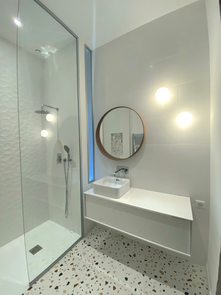 Exemple d'une petite salle d'eau tendance avec une douche à l'italienne, un carrelage blanc, des carreaux de céramique, un mur blanc, un sol en terrazzo, un lavabo posé, un sol multicolore et meuble simple vasque.