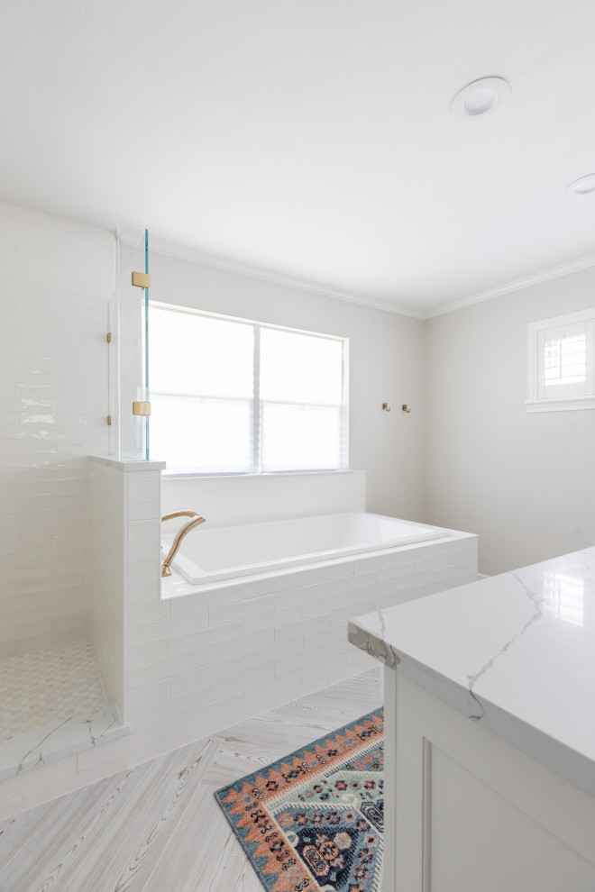 Idéer för mellanstora vintage vitt en-suite badrum, med skåp i shakerstil, vita skåp, ett platsbyggt badkar, vit kakel, bänkskiva i kvarts, vitt golv och dusch med gångjärnsdörr