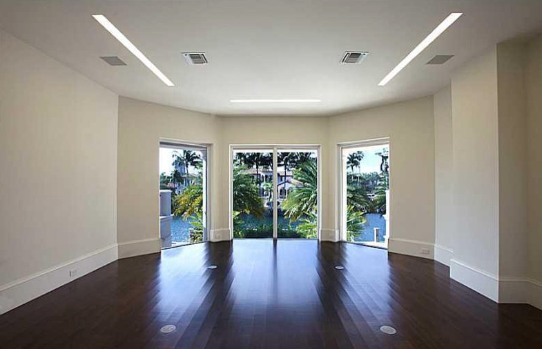 Transitional home design photo in Miami