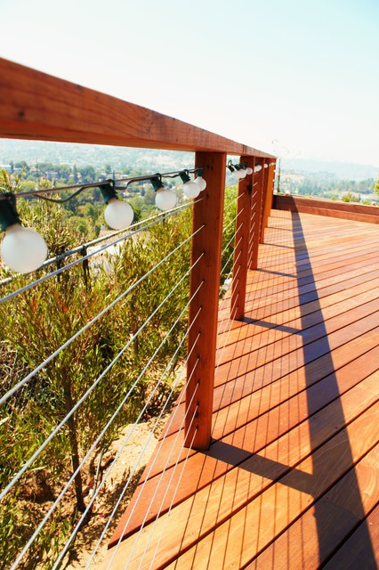 IPE Split level deck with Lighted stairs and stainless steel cable railing moderne-terrasse