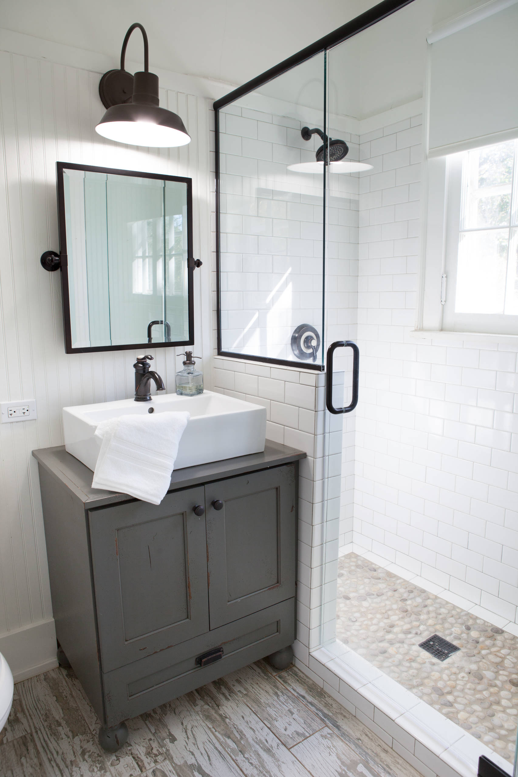 75 Beautiful Bathroom With Distressed Cabinets Pictures Ideas November 2020 Houzz