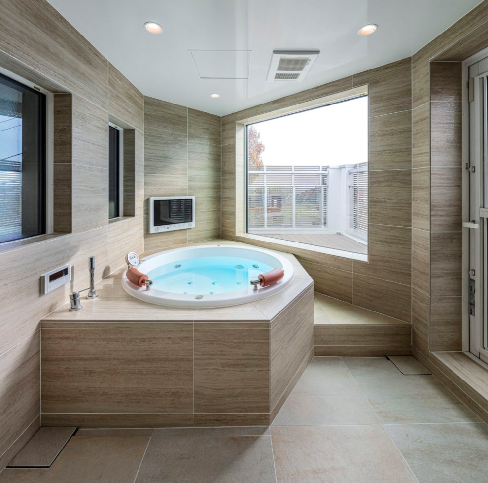 Immagine di una stanza da bagno moderna con pareti beige, pavimento in gres porcellanato, pavimento beige e soffitto ribassato