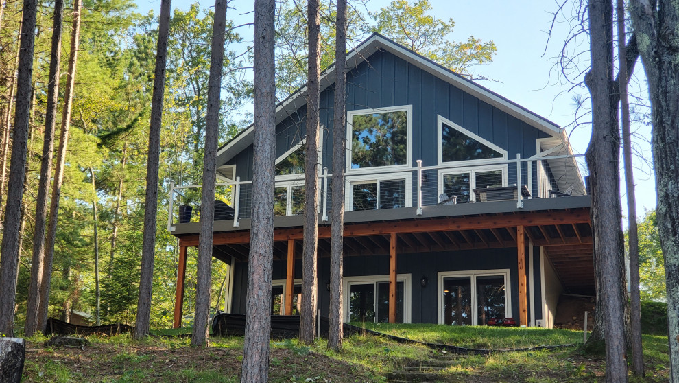 Immagine della villa blu rustica a due piani di medie dimensioni con rivestimento in legno e pannelli e listelle di legno