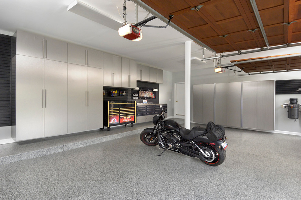 Photo of a contemporary garage in Chicago.