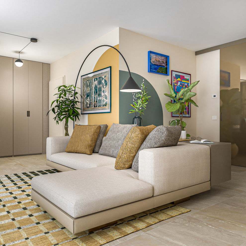 Immagine di un soggiorno contemporaneo di medie dimensioni e aperto con libreria, pareti multicolore, pavimento in gres porcellanato, TV a parete e pavimento beige