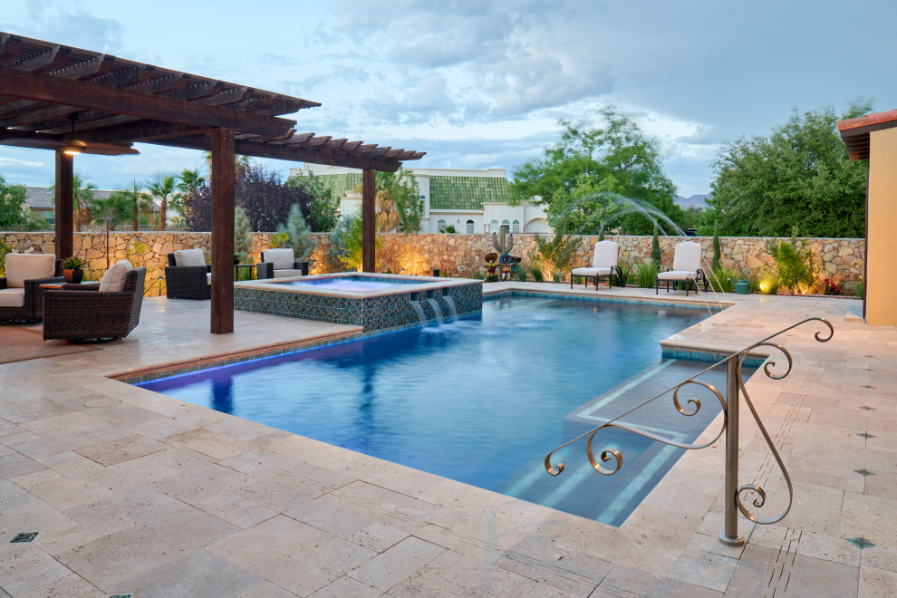 Источник вдохновения для домашнего уюта: естественный, прямоугольный бассейн среднего размера на заднем дворе в средиземноморском стиле с фонтаном и покрытием из каменной брусчатки