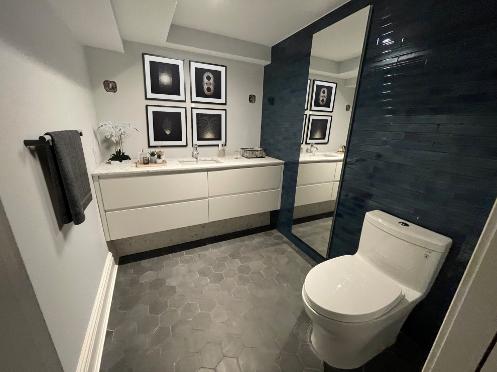 На фото: главная ванная комната среднего размера в стиле неоклассика (современная классика) с плоскими фасадами, белыми фасадами, ванной в нише, душем над ванной, унитазом-моноблоком, синей плиткой, керамической плиткой, синими стенами, полом из керамической плитки, накладной раковиной, столешницей терраццо, серым полом, шторкой для ванной, бежевой столешницей, тумбой под одну раковину, подвесной тумбой и сводчатым потолком