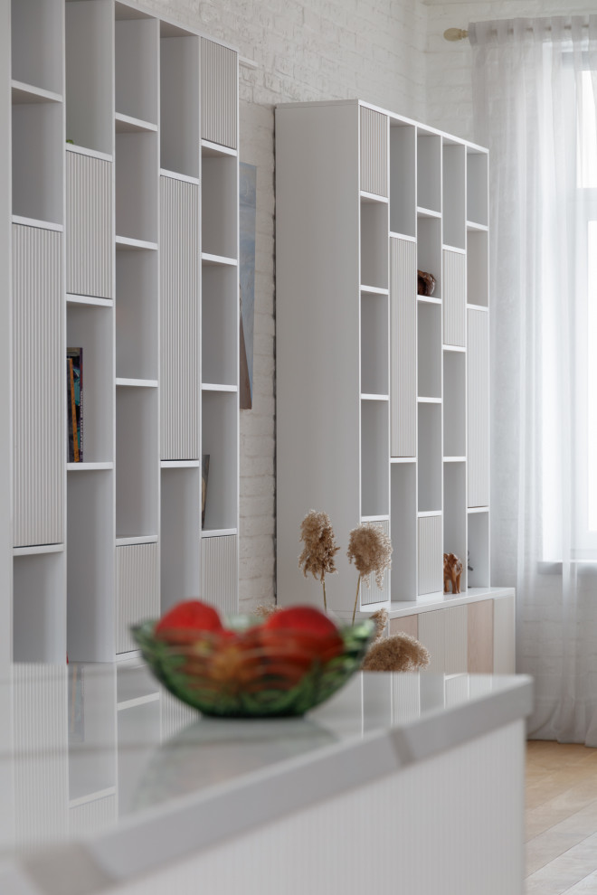 Стеллажи с фрагментом кухни