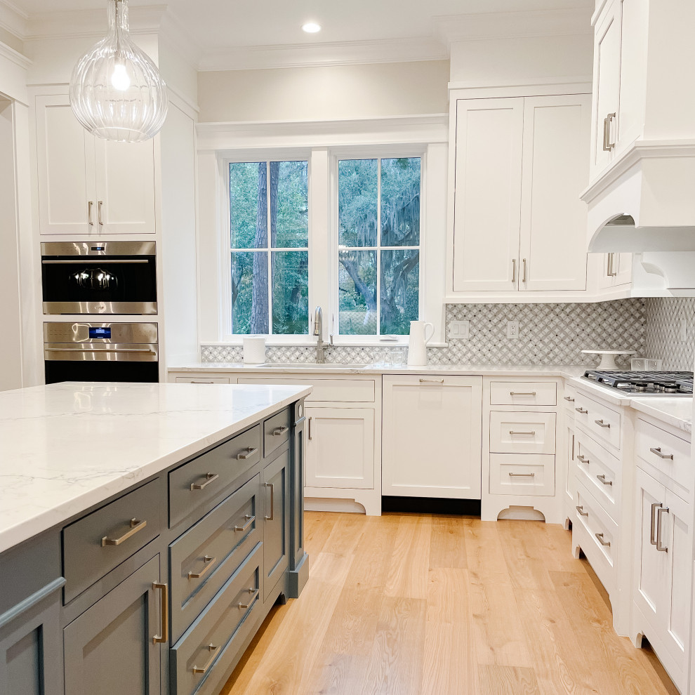 Kitchen - transitional kitchen idea in Atlanta