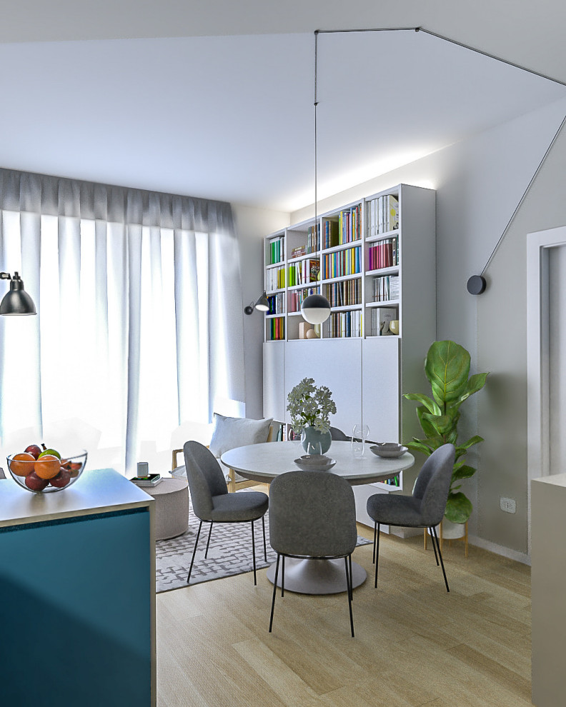 Modelo de biblioteca en casa abierta contemporánea pequeña con paredes multicolor, suelo de madera clara, televisor retractable y bandeja