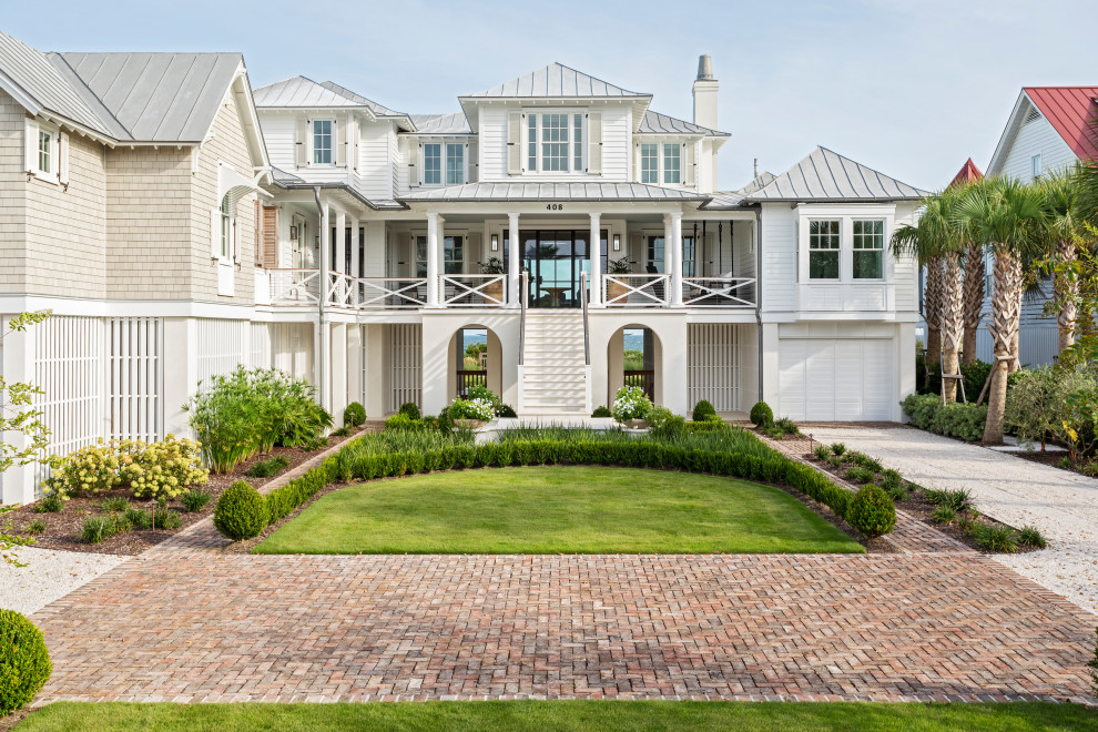 Geräumiges, Dreistöckiges Maritimes Einfamilienhaus mit Mix-Fassade, weißer Fassadenfarbe, Walmdach, Misch-Dachdeckung, grauem Dach und Verschalung in Charleston