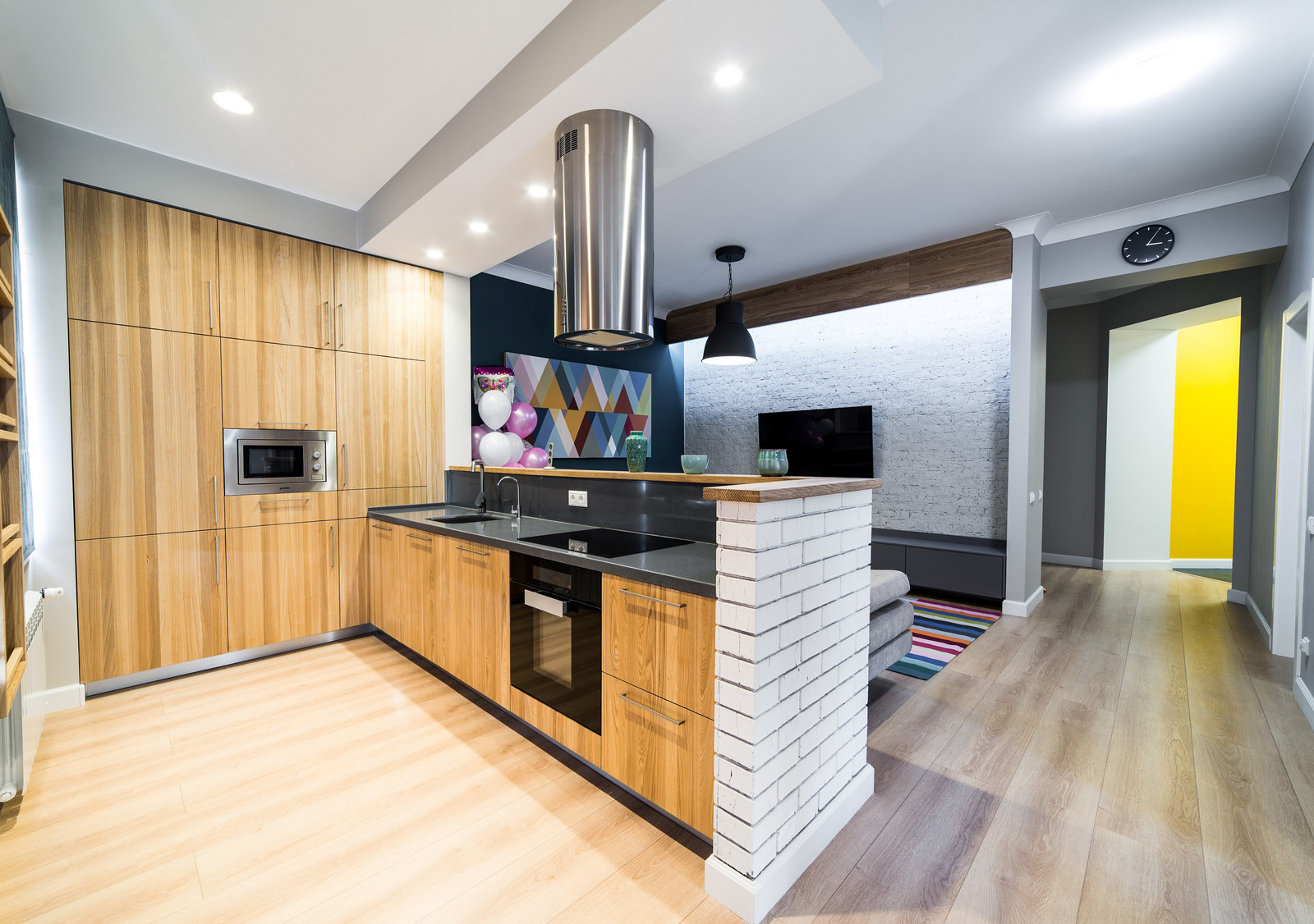 Кухня в современном стиле с фасадами из массива