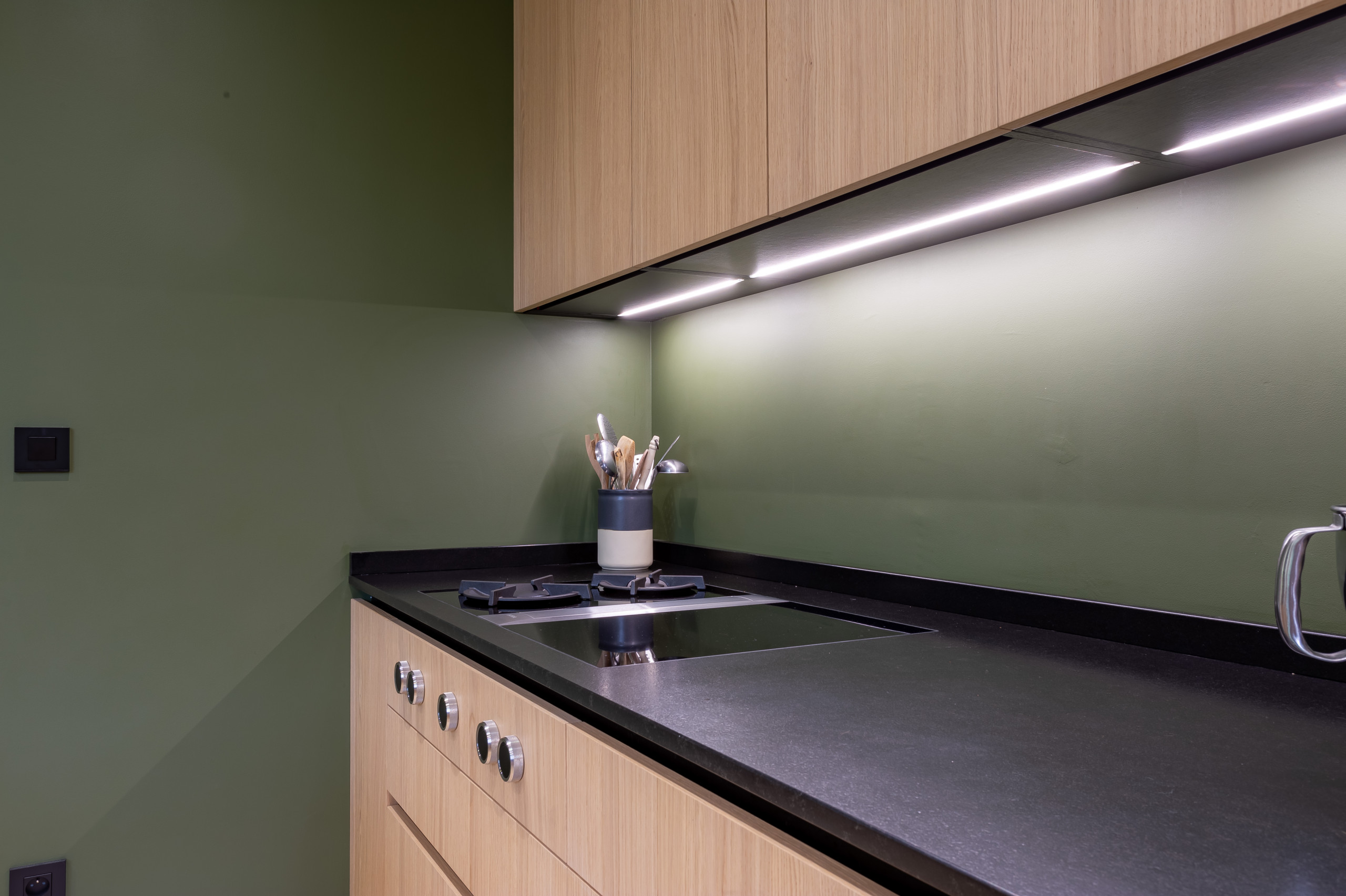 Réalisation d'une cuisine en bois dans un écrin végétal