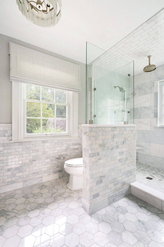 На фото: главная ванная комната среднего размера в стиле фьюжн с фасадами в стиле шейкер, серыми фасадами, двойным душем, раздельным унитазом, серой плиткой, мраморной плиткой, серыми стенами, мраморным полом, врезной раковиной, мраморной столешницей, серым полом, душем с распашными дверями, белой столешницей, тумбой под две раковины, напольной тумбой и панелями на стенах с