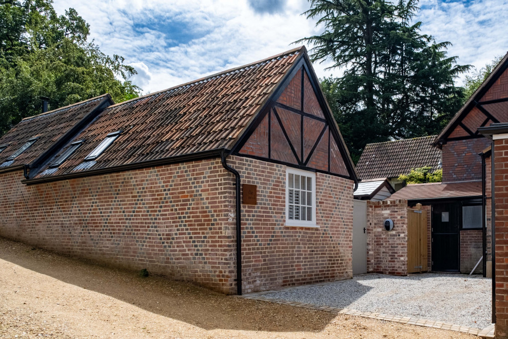 Kleines Landhaus Tiny House mit Backsteinfassade, Ziegeldach und braunem Dach in Hampshire