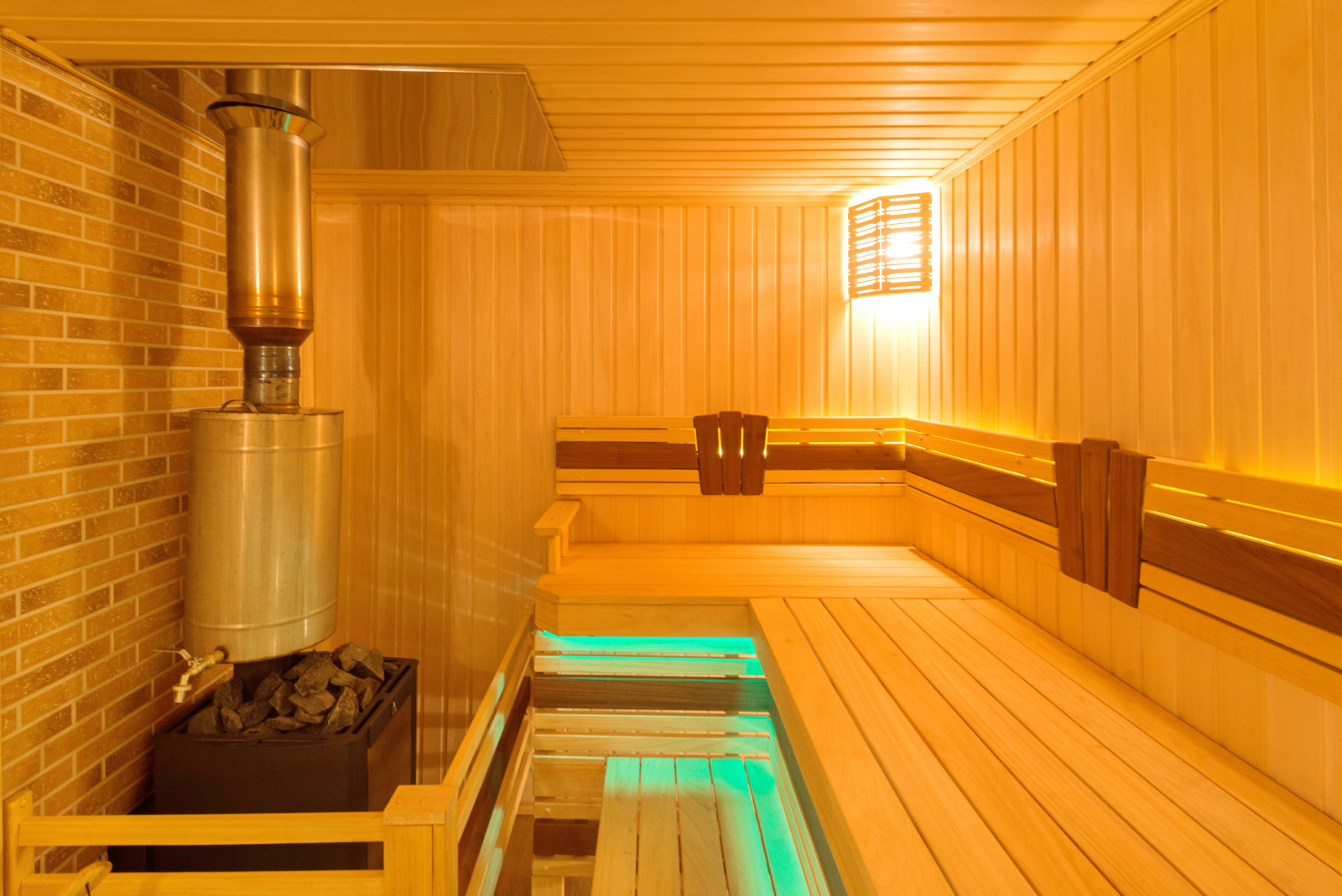 Парилка в  доме-бане из клееного бруса