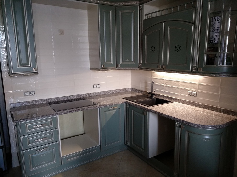 Кухонная столешница из натурального камня.