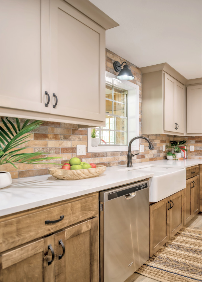 Example of a mid-sized mountain style u-shaped porcelain tile and brown floor eat-in kitchen design with an undermount sink, shaker cabinets, medium tone wood cabinets, quartzite countertops, multicolored backsplash, porcelain backsplash, stainless steel appliances, an island and white countertops