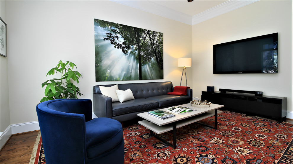 Exemple d'une salle de séjour tendance de taille moyenne et ouverte avec une salle de musique, un mur blanc, un sol en bois brun, un téléviseur fixé au mur et un sol marron.