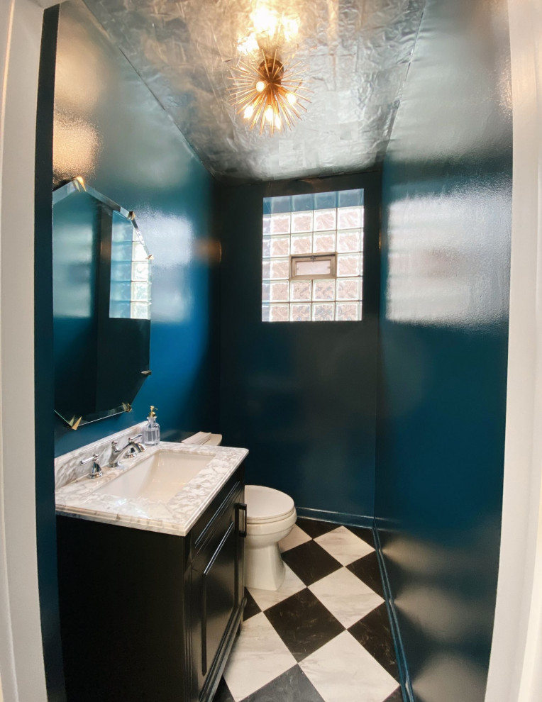 Kleine Moderne Gästetoilette mit Schrankfronten mit vertiefter Füllung, schwarzen Schränken, Toilette mit Aufsatzspülkasten, blauen Fliesen, Marmorfliesen, blauer Wandfarbe, Marmorboden, Unterbauwaschbecken, Marmor-Waschbecken/Waschtisch, buntem Boden, weißer Waschtischplatte, freistehendem Waschtisch und Tapetendecke in Chicago