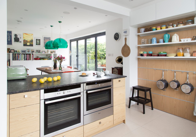 Open Kitchen with Natural Light eklektisk-koek
