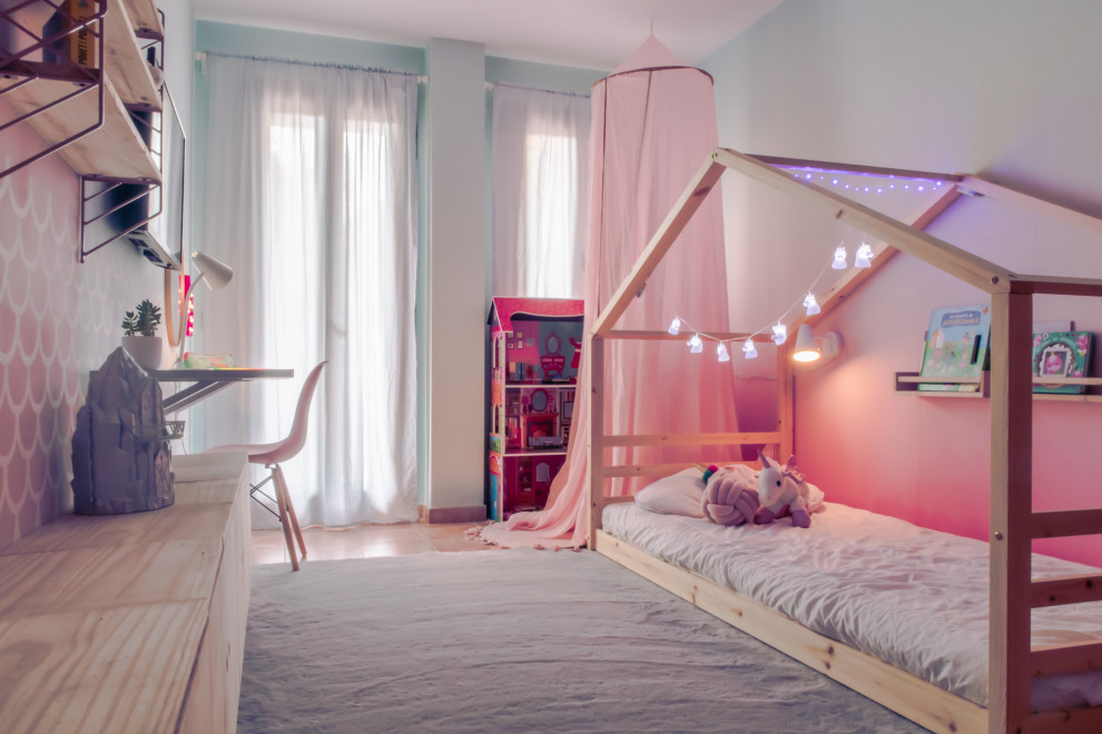 Ejemplo de dormitorio infantil de 4 a 10 años escandinavo de tamaño medio con papel pintado
