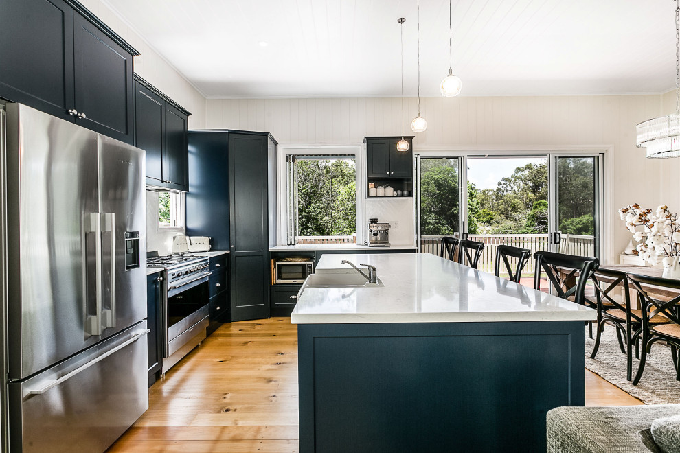 Design ideas for a traditional kitchen in Brisbane.