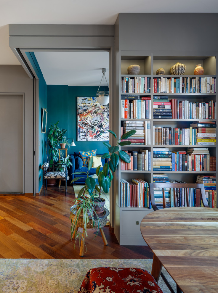 Mittelgroßes Modernes Esszimmer mit grauer Wandfarbe, braunem Holzboden und braunem Boden in Seattle