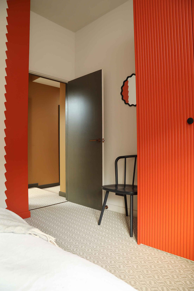 Aménagement d'une chambre moderne de taille moyenne avec un mur blanc et un sol multicolore.