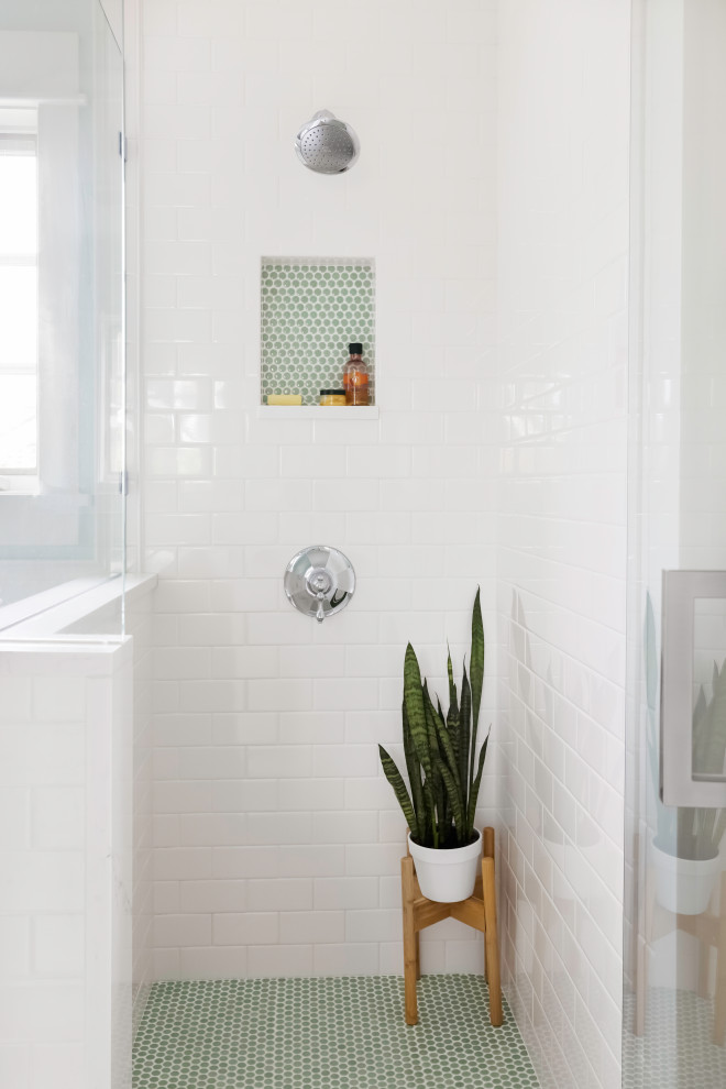 Идея дизайна: большая главная ванная комната в стиле неоклассика (современная классика) с фасадами с утопленной филенкой, белыми фасадами, угловым душем, раздельным унитазом, белой плиткой, зелеными стенами, полом из мозаичной плитки, врезной раковиной, столешницей из искусственного кварца, зеленым полом, душем с распашными дверями, белой столешницей, тумбой под две раковины, встроенной тумбой и керамогранитной плиткой
