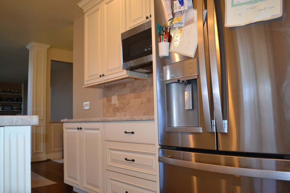 Example of a transitional kitchen design in Cincinnati