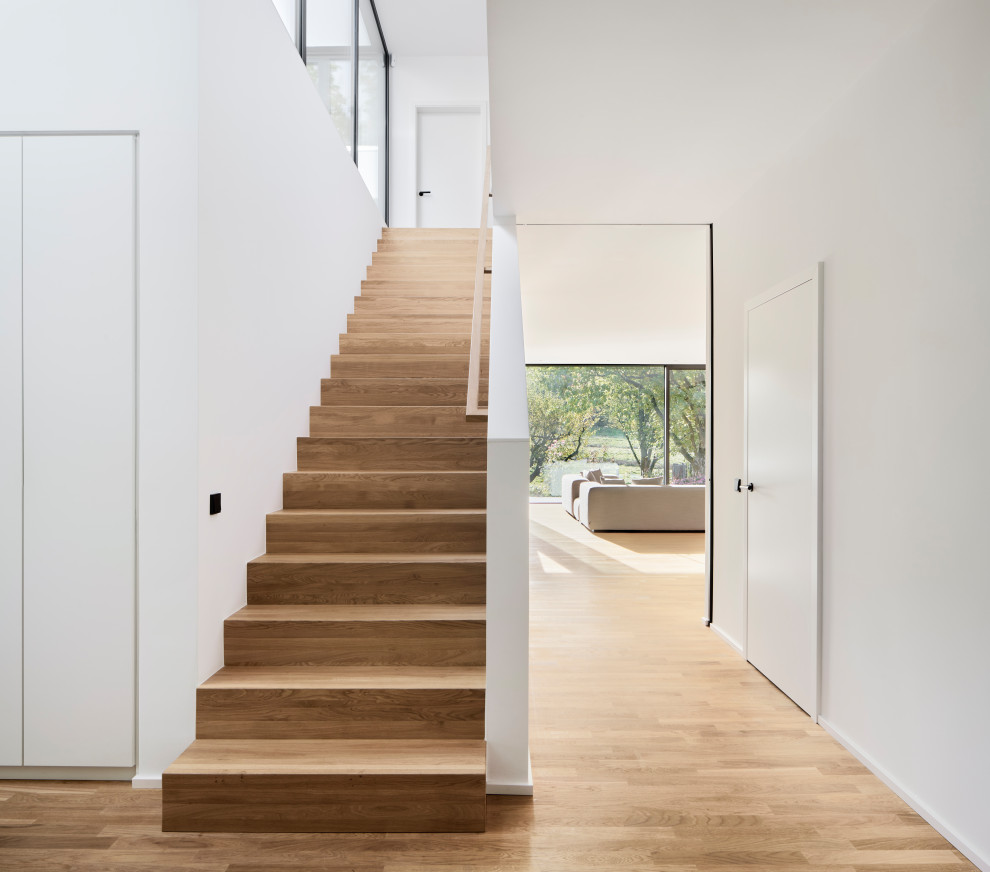 Gerade, Große Moderne Treppe mit Holz-Setzstufen in Köln