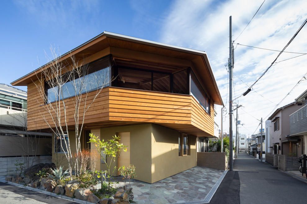 大阪にある中くらいな北欧スタイルのおしゃれな家の外観 (下見板張り) の写真