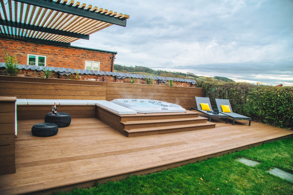 Idées déco pour une piscine hors-sol et arrière contemporaine de taille moyenne et rectangle avec un bain bouillonnant et une terrasse en bois.