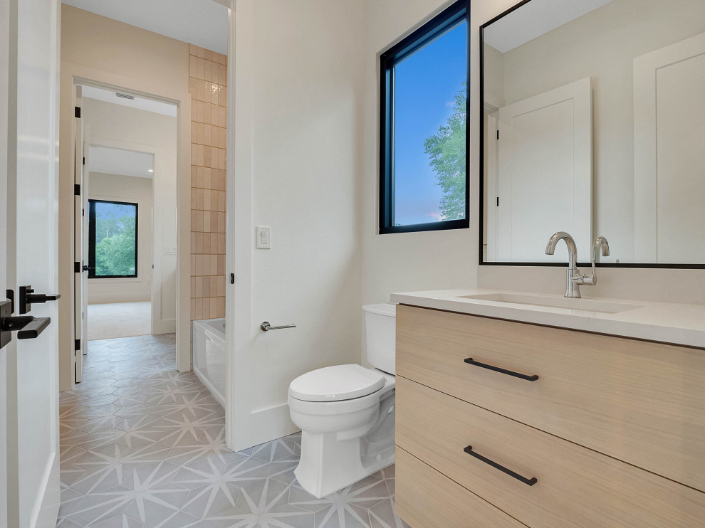Cette image montre une salle de bain design en bois clair pour enfant avec un plan de toilette en quartz modifié, un plan de toilette blanc et meuble-lavabo suspendu.
