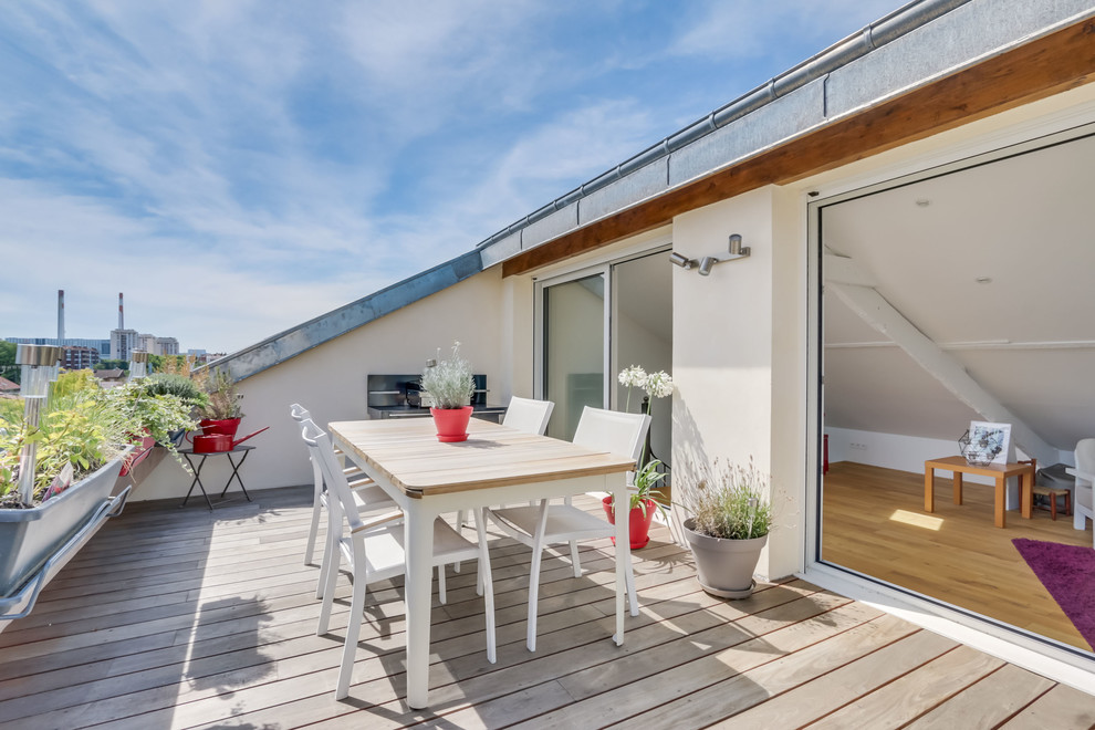 Photo of a medium sized contemporary home in Paris.