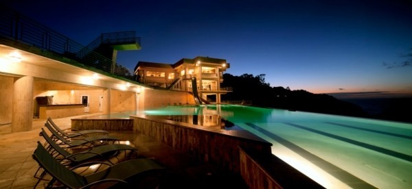 Backyard contemporain-facade