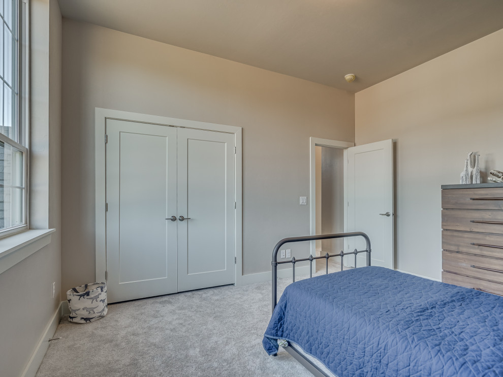 Foto di una grande camera da letto stile loft country con pareti blu, moquette, nessun camino e pavimento grigio
