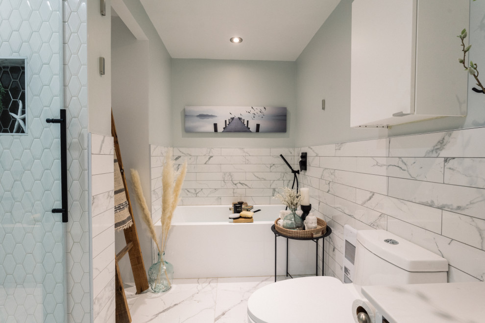 Foto på ett mellanstort nordiskt vit toalett, med släta luckor, skåp i mellenmörkt trä, keramikplattor, gröna väggar, klinkergolv i keramik, ett fristående handfat, bänkskiva i kvartsit, vitt golv och vit kakel