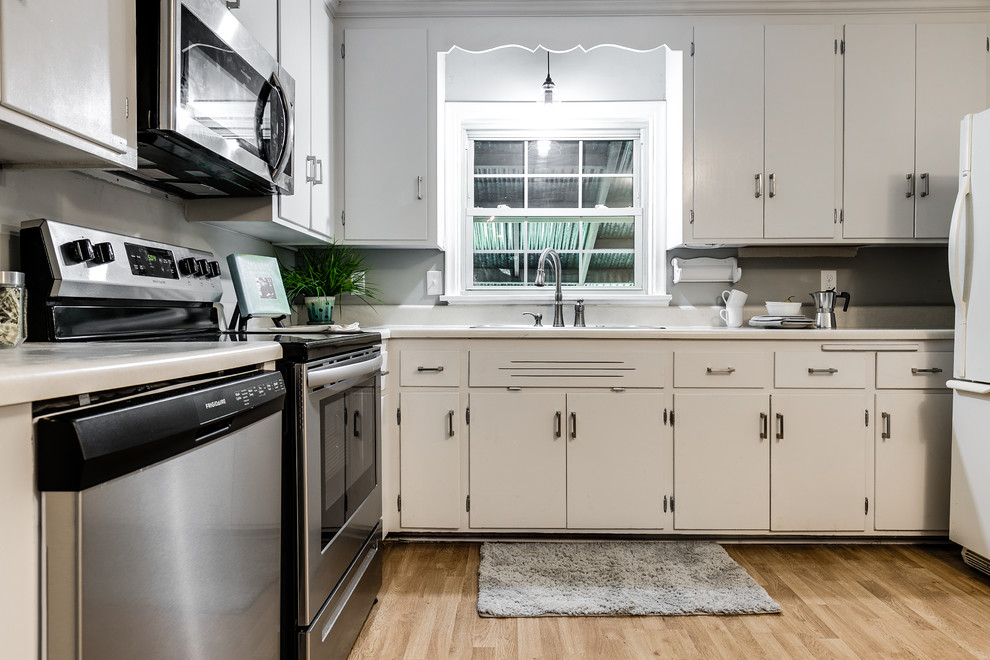 Kitchen - kitchen idea in Richmond