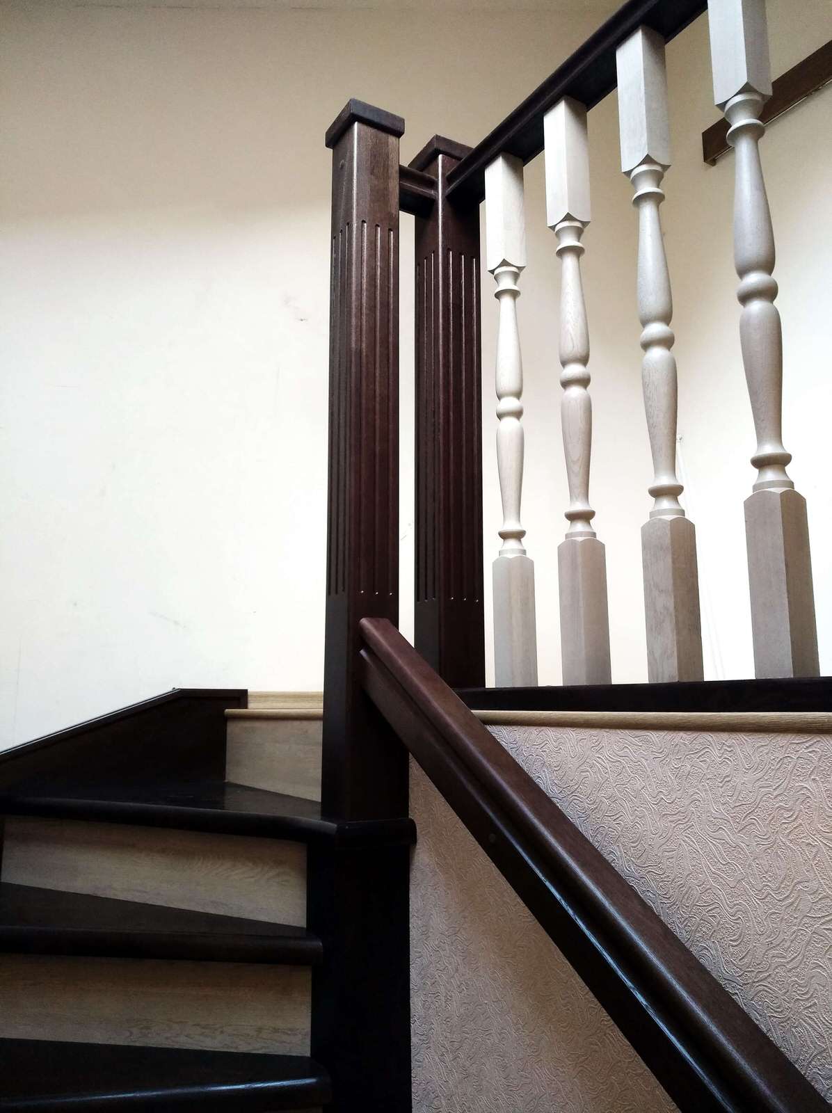 Лестница из дуба, обшивка каркаса