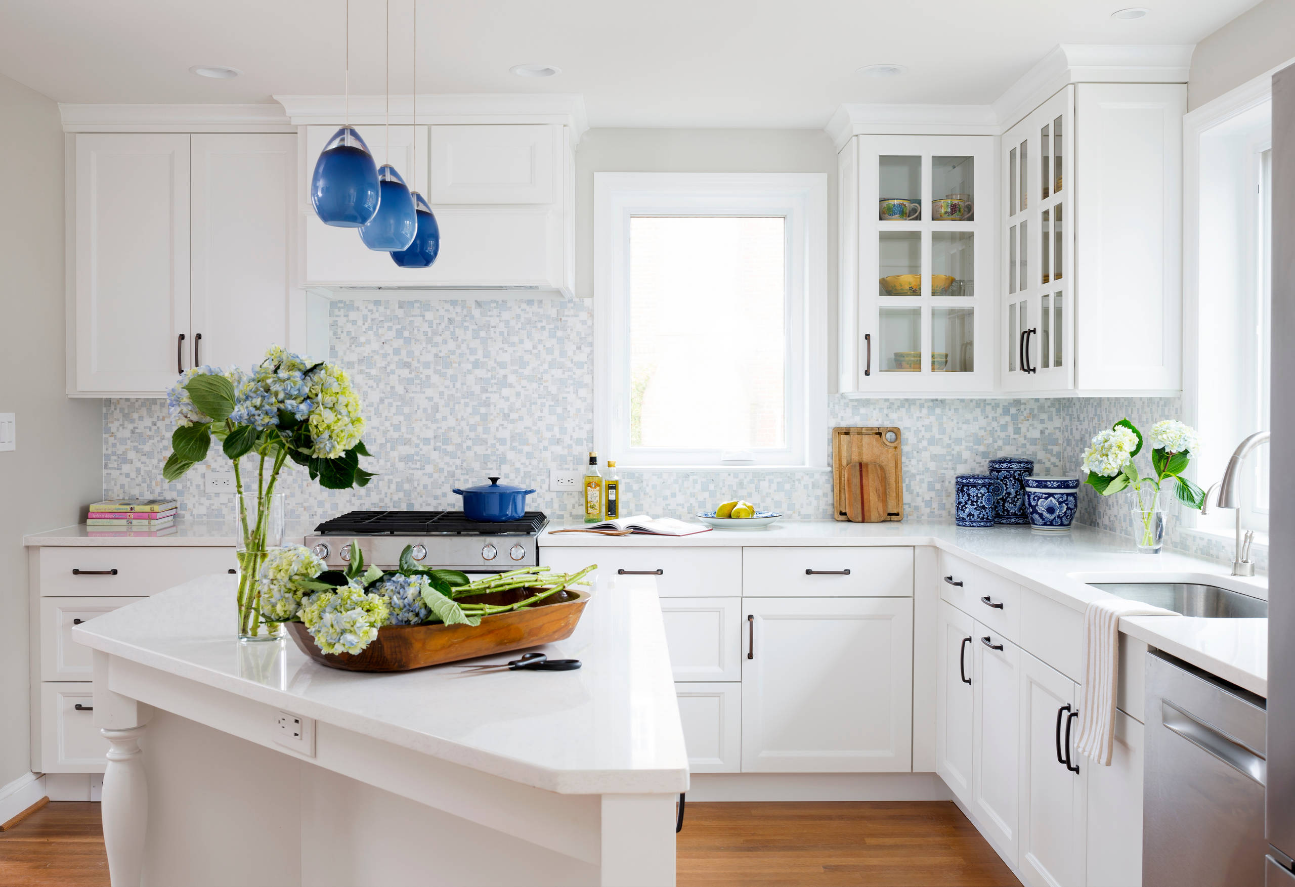 White Cabinets and Blue Accents Brighten a Kitchen, image size:2560x1754