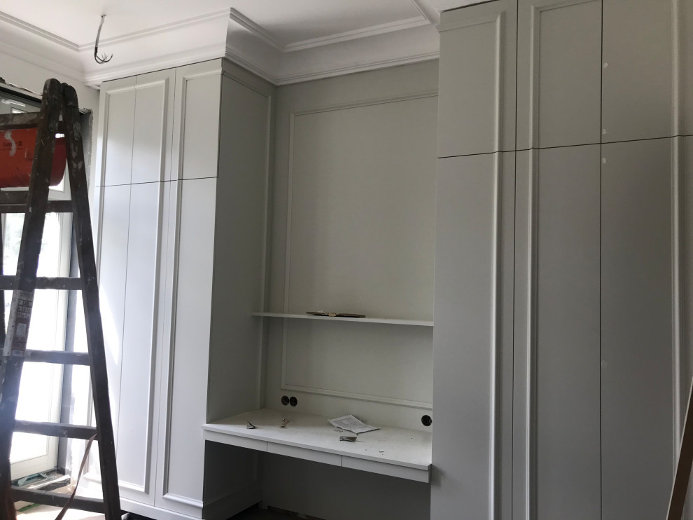 Mittelgroßes Eklektisches Kinderzimmer mit Arbeitsecke, grüner Wandfarbe und braunem Holzboden in Hamburg