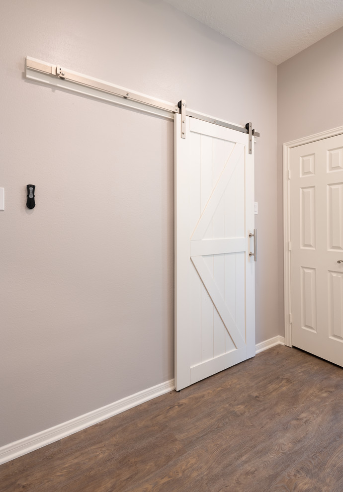 Transitional home design photo in Houston
